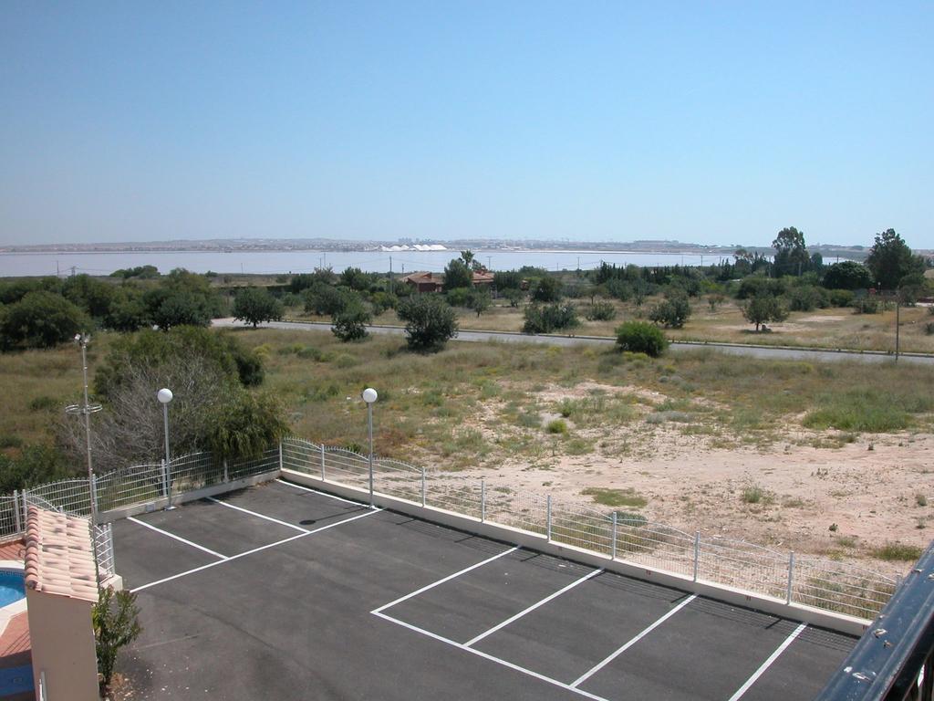 2 Bedroom Cozy Apartment In Torrevieja Exterior foto