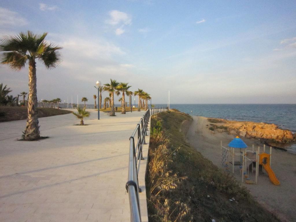 2 Bedroom Cozy Apartment In Torrevieja Exterior foto